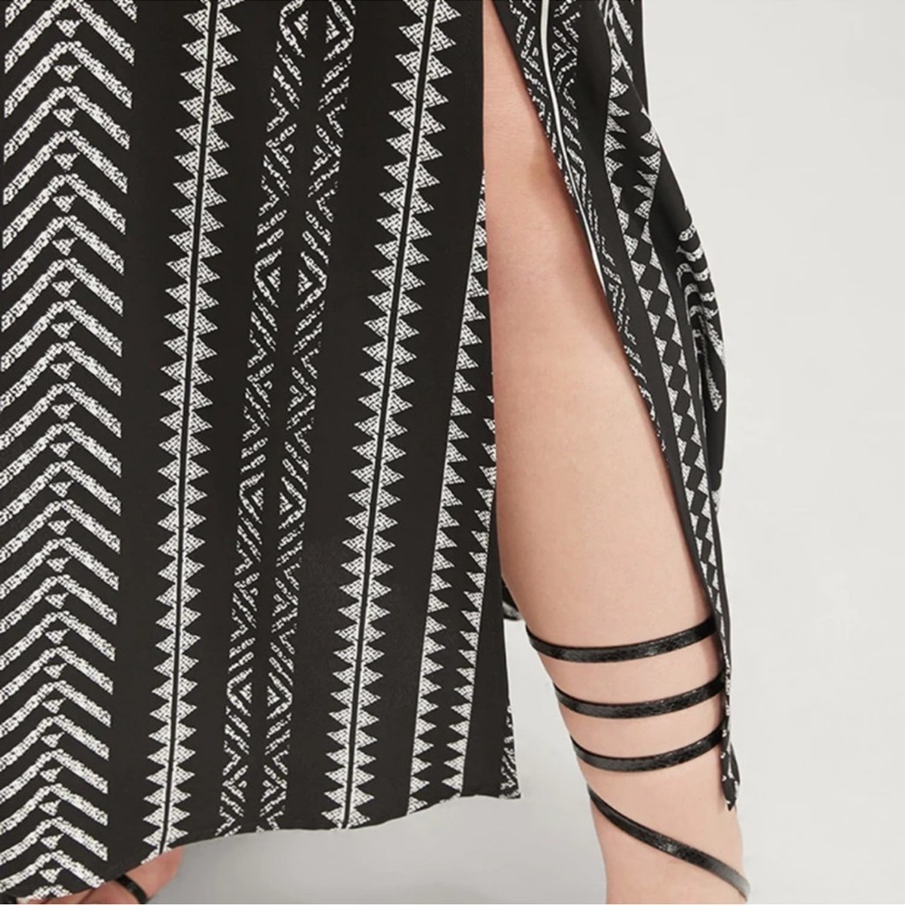BloomChic Casual Striped Lightweight Black and White Short Sleeve Maxi Dress - Picture 6 of 16